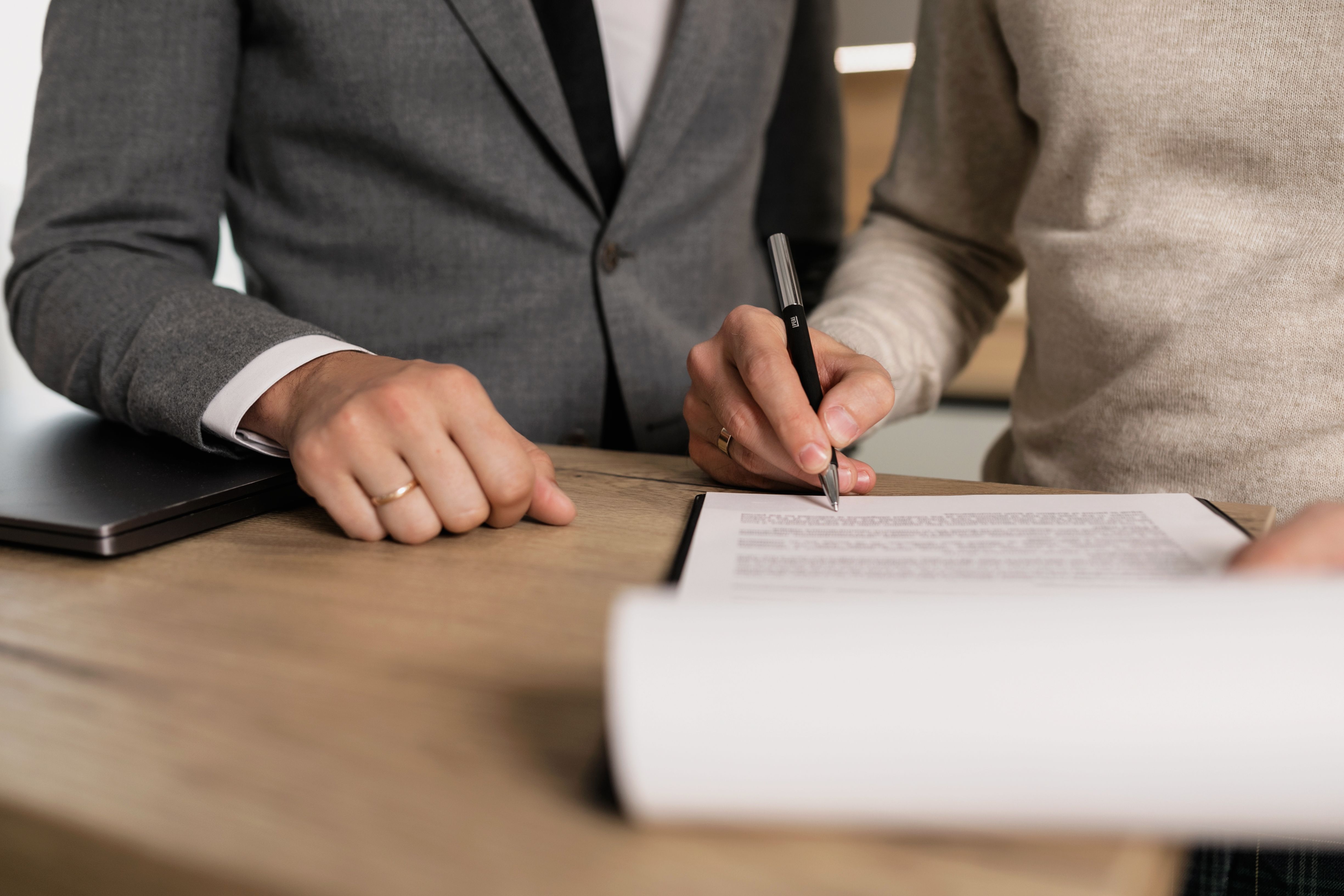 Semnarea unui contract la notar